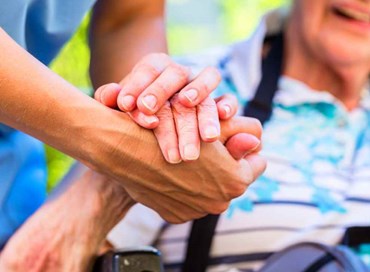 Salario minimo, chi la paga la badante a nonna Maria?