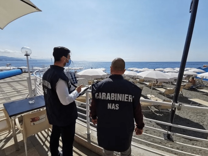 Blatte e cibi scaduti: il quadro dei Nas 