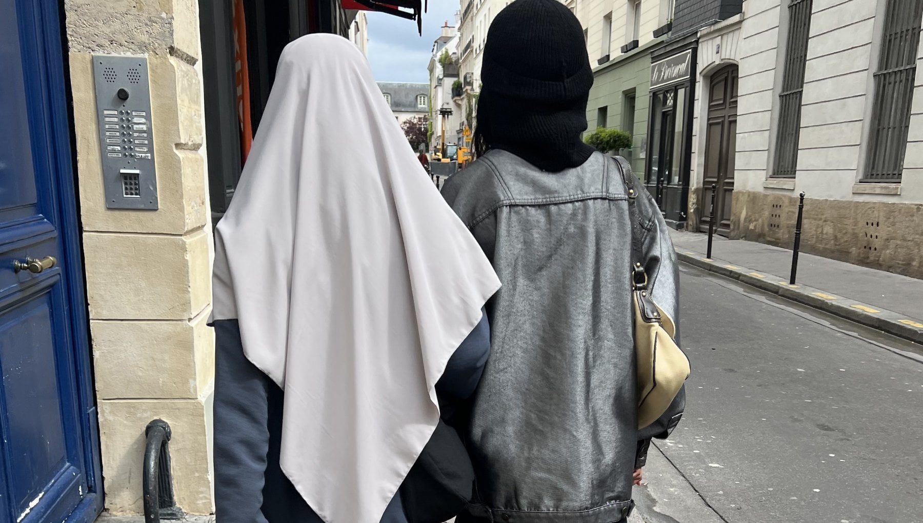Francia, fa discutere il divieto a scuola dell’abaya
