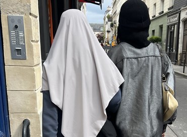 Francia, fa discutere il divieto a scuola dell’abaya