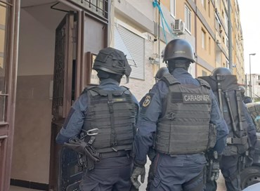 Lo Stato irrompe al Parco Verde: trovati soldi, molotov e un altarino dei clan