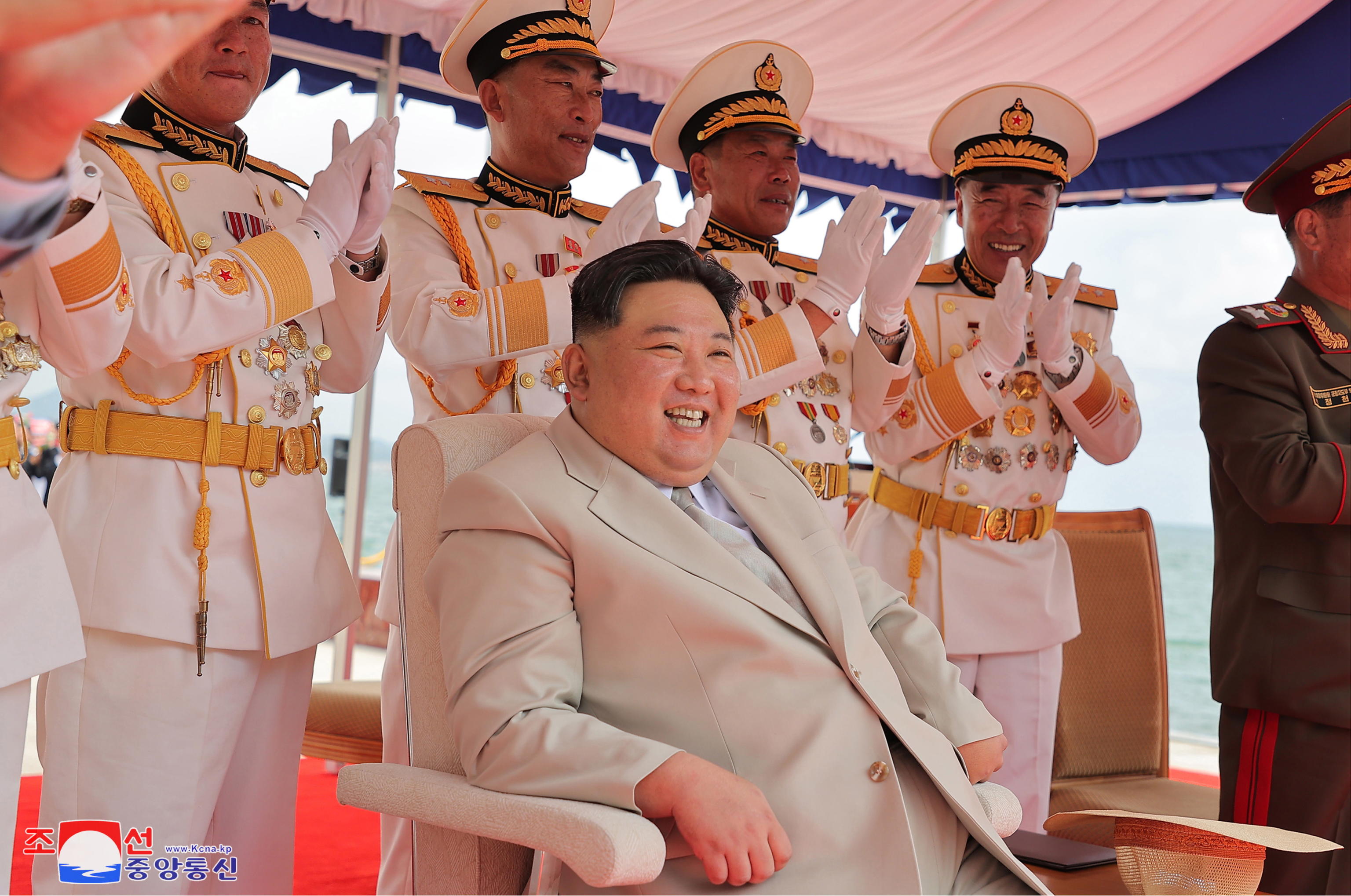 Kim Jong-un presenta il suo sottomarino atomico