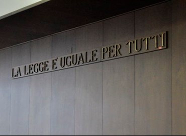 Picchia la moglie, per il pm va assolto: “Fatto culturale”