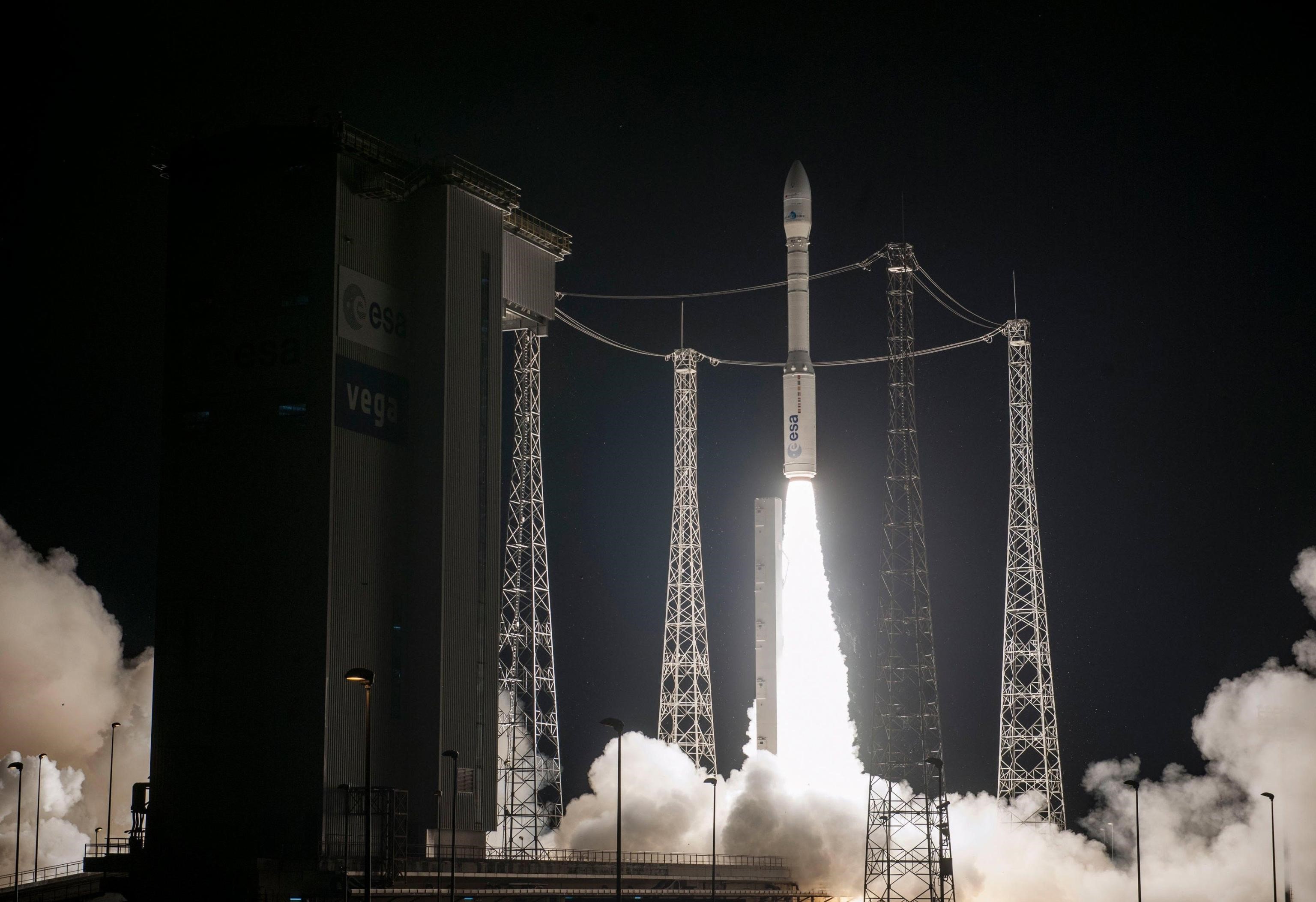 Il penultimo volo di Vega, con 12 satelliti a bordo