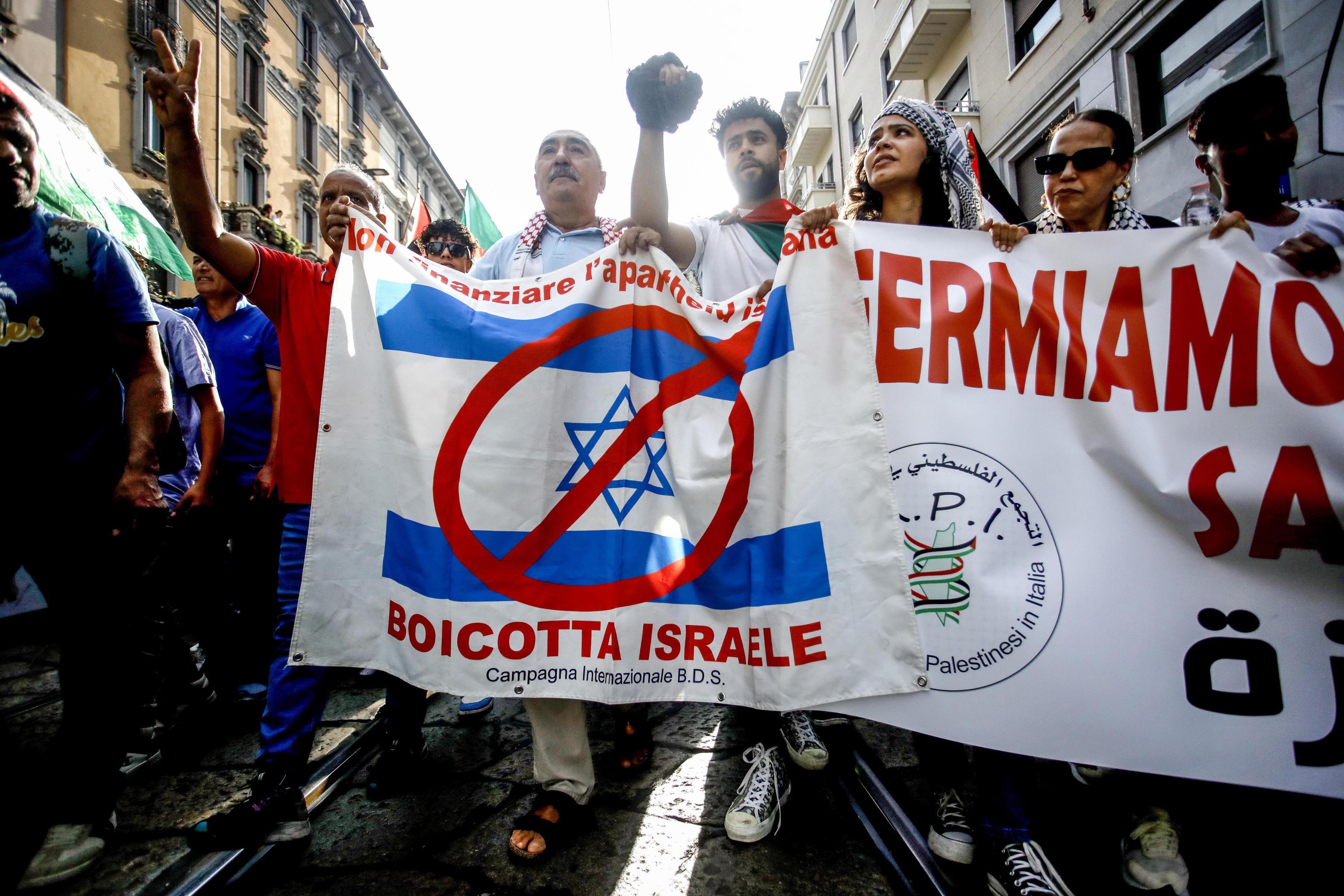 È l’ora delle marce, dei cortei e delle sfilate