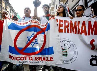 È l’ora delle marce, dei cortei e delle sfilate
