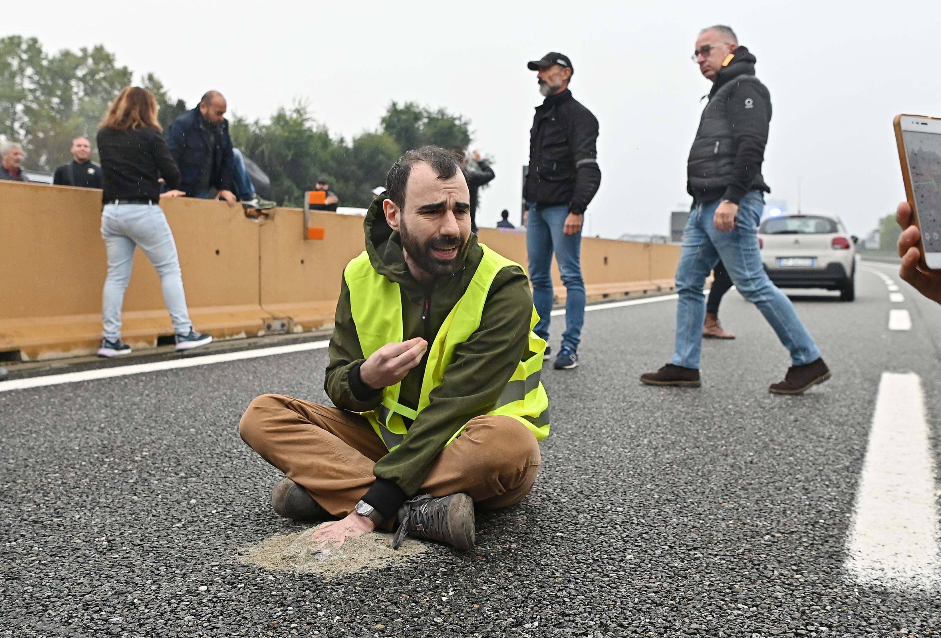 Blocco in autostrada, l’eco-follia degli ambientalisti