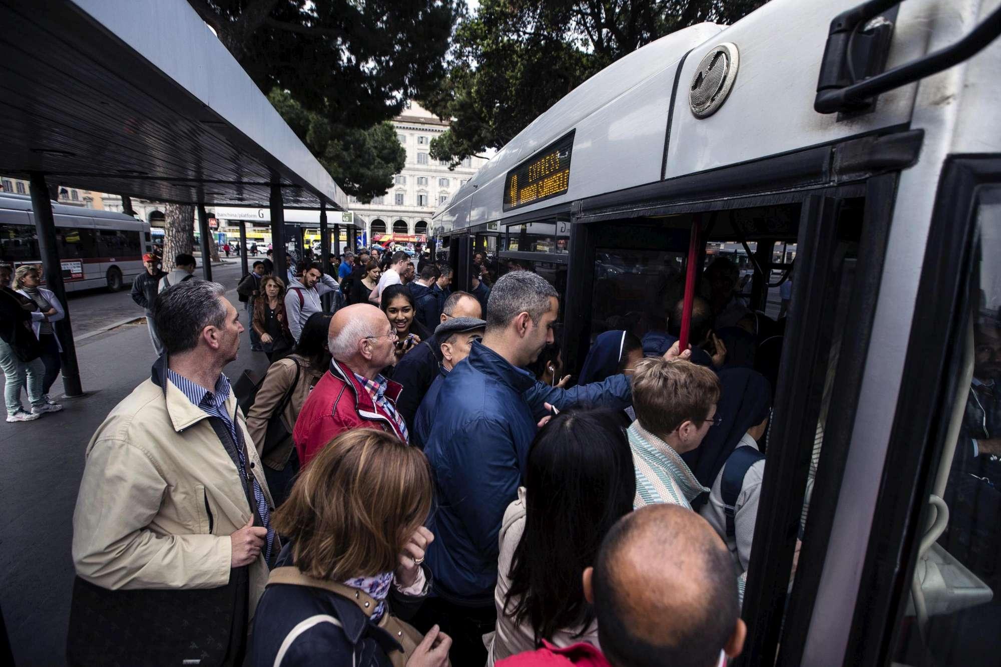 Venerdì nero per i trasporti, sciopero di 24 ore