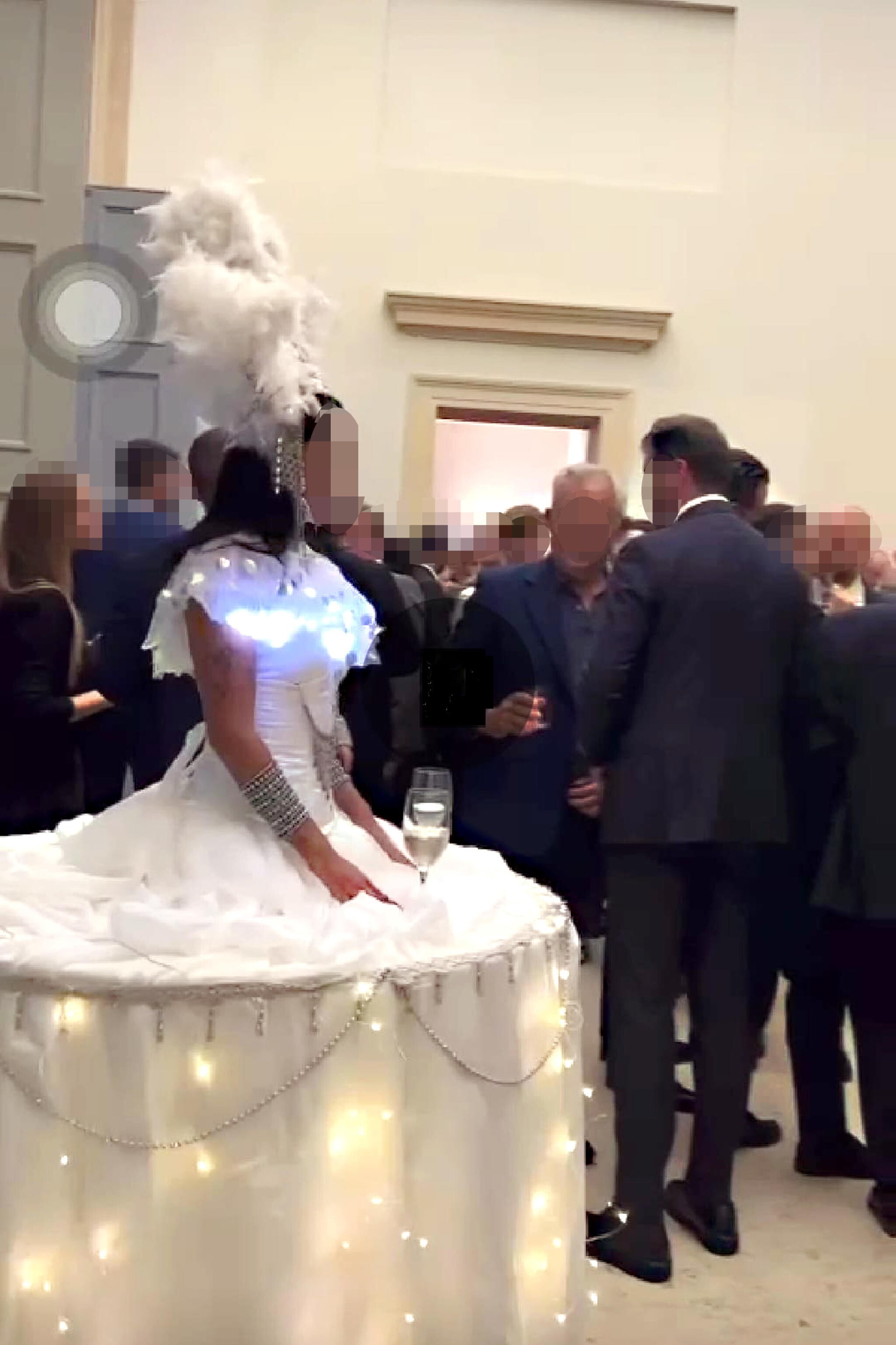 La rieducazione del Pd delle donne oggetto, anzi tavolino