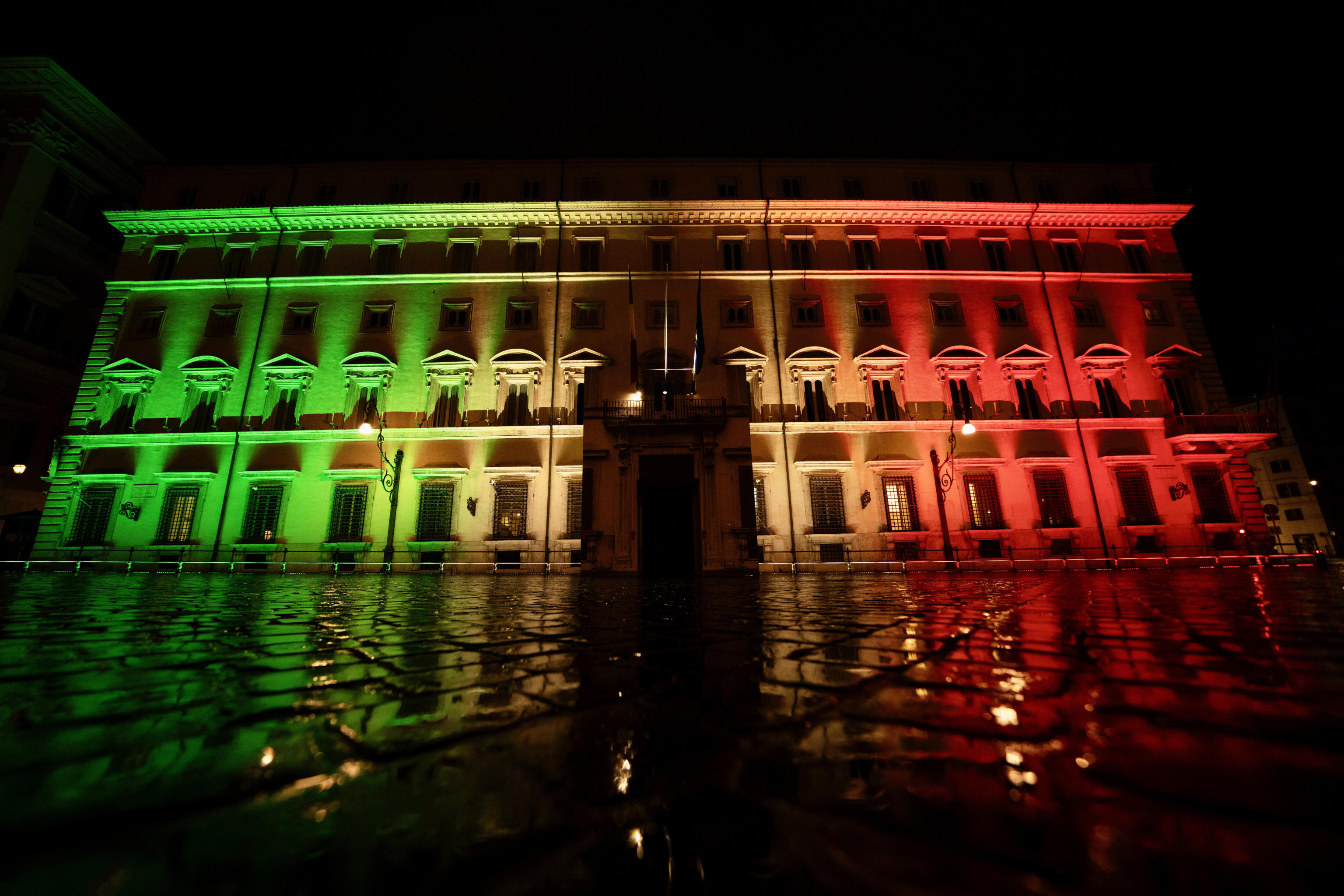 L’assenza di un vero potere che ami l’Italia e gli italiani