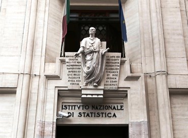 Dati Istat, produzione industriale in calo