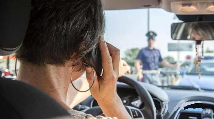 Quelli che al volante girano video col cellulare