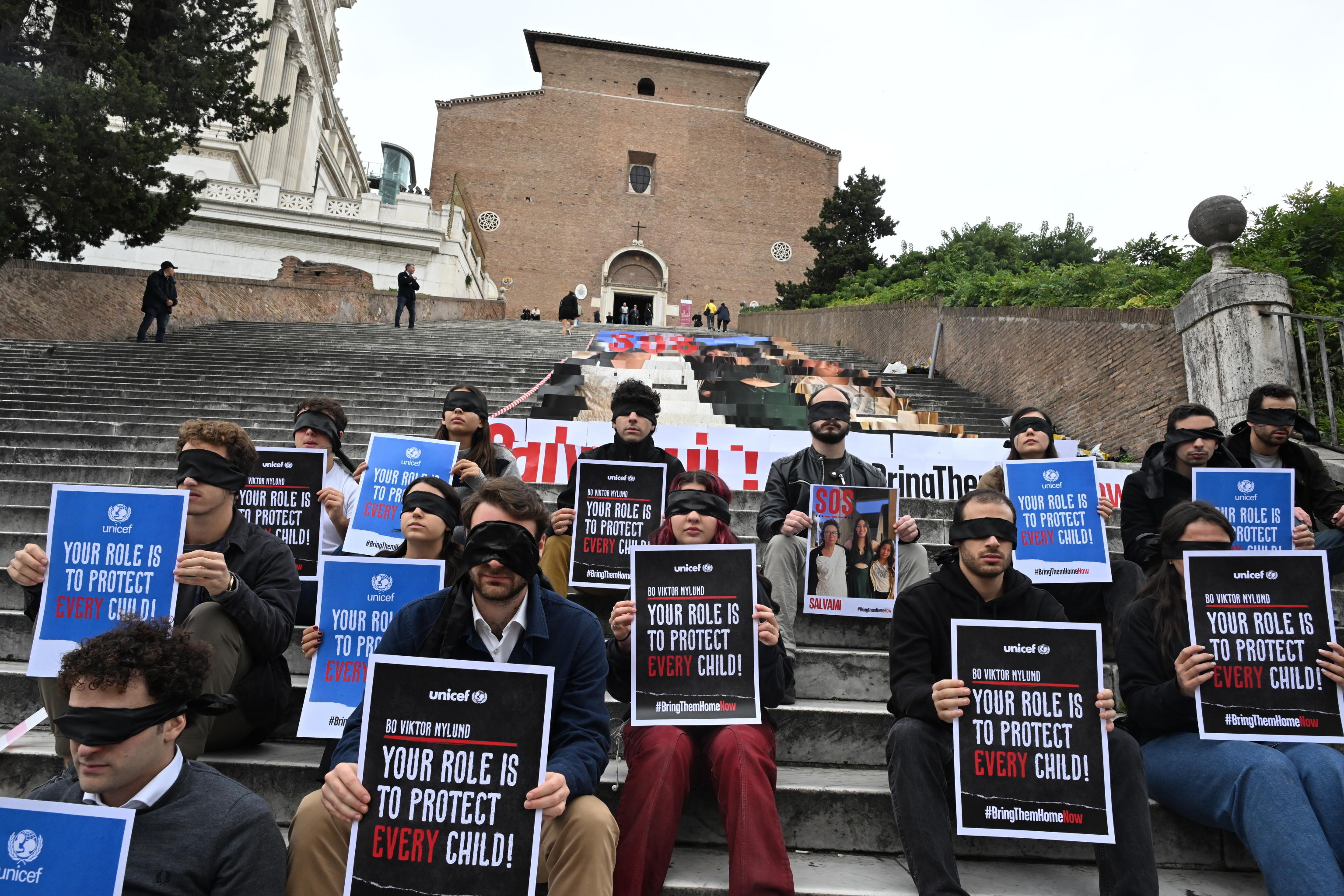 Rimandato il rilascio degli ostaggi