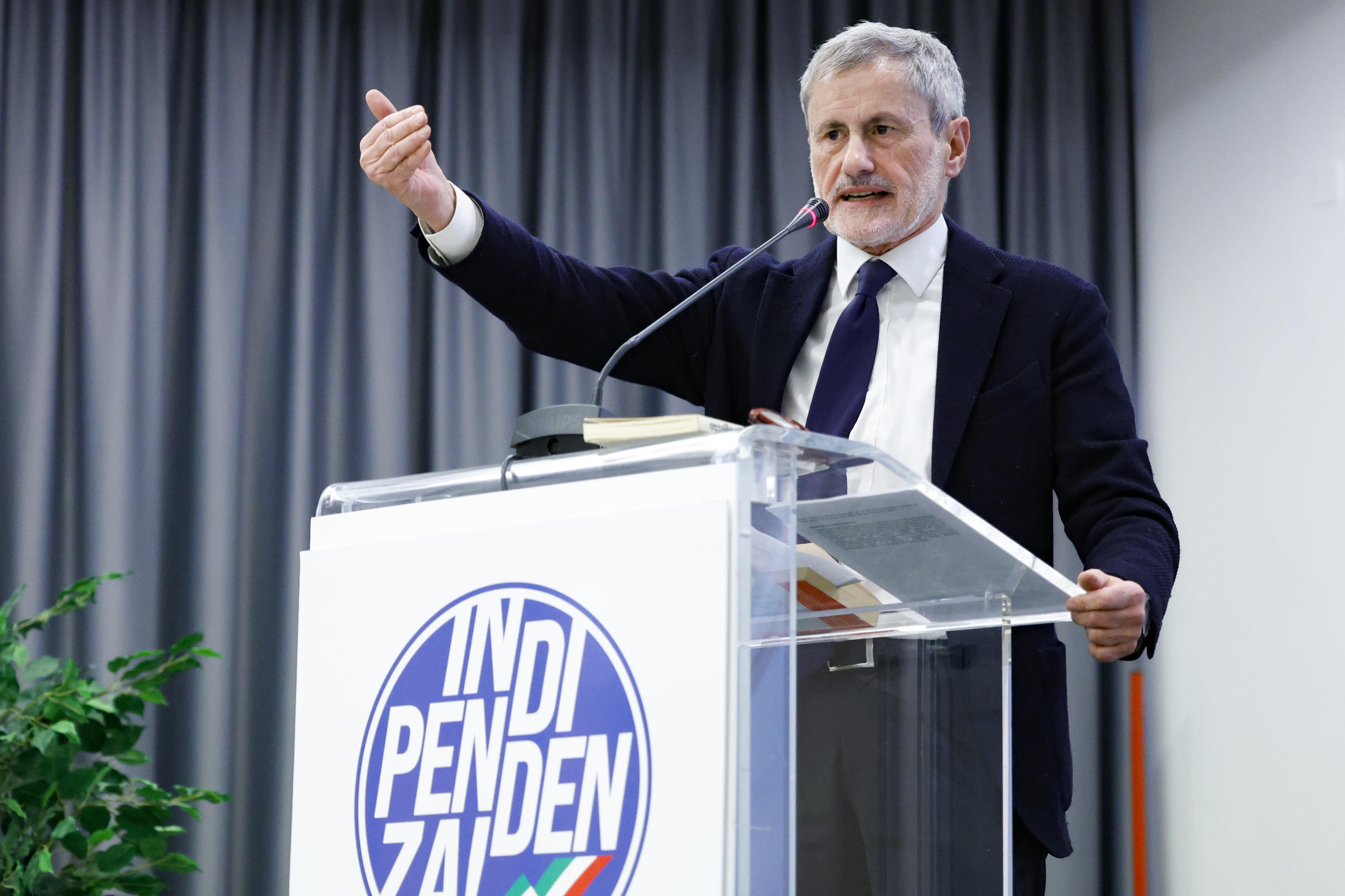 Piccoli cespugli antisistema crescono