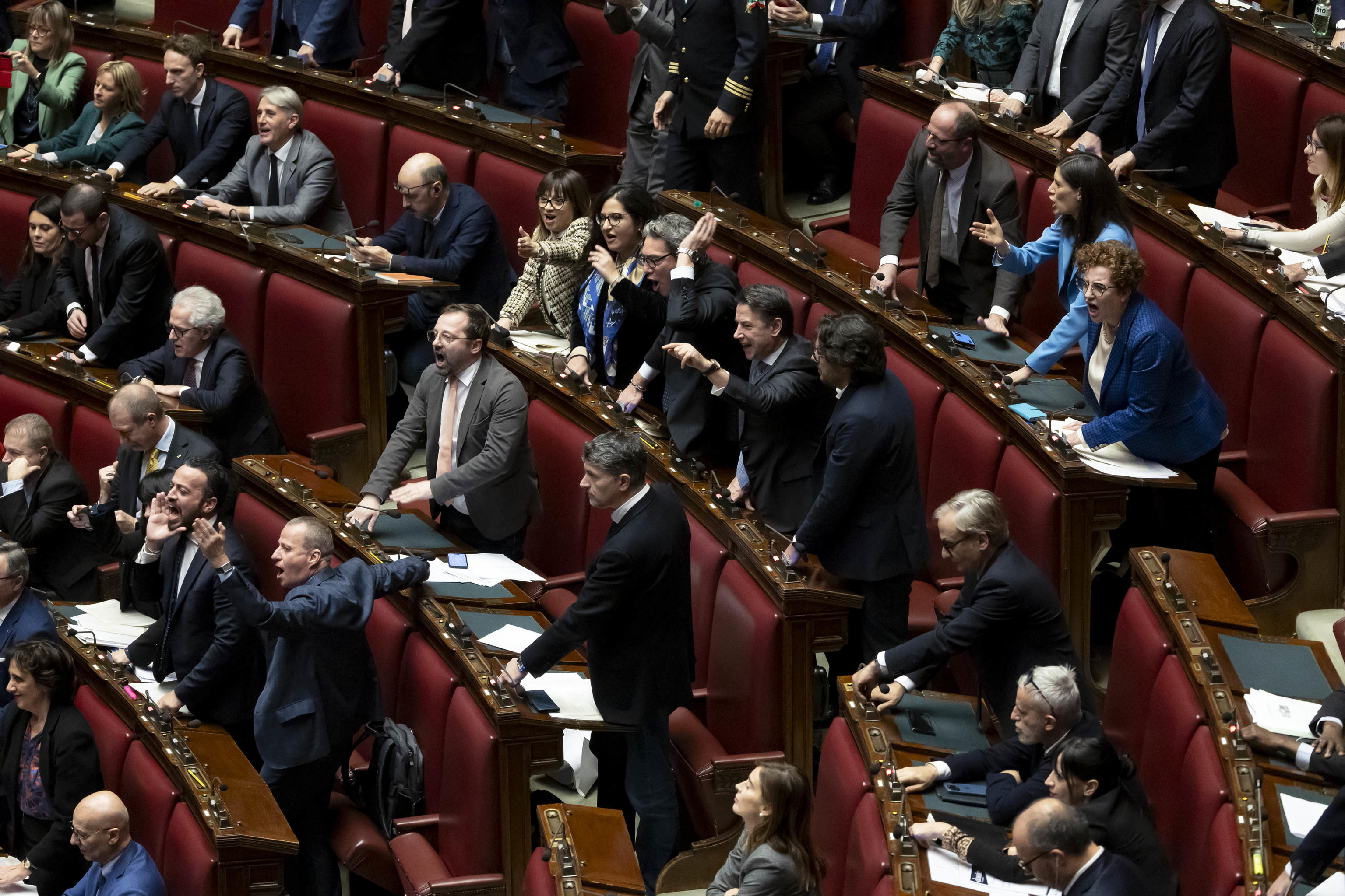 Stop al Salario minimo: polemiche tra maggioranza e opposizione