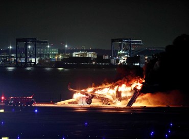 Aereo in fiamme all’aeroporto di Tokyo
