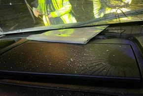 Ambulanza presa a sassate nel campo rom