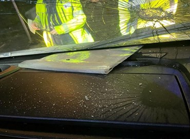 Ambulanza presa a sassate nel campo rom