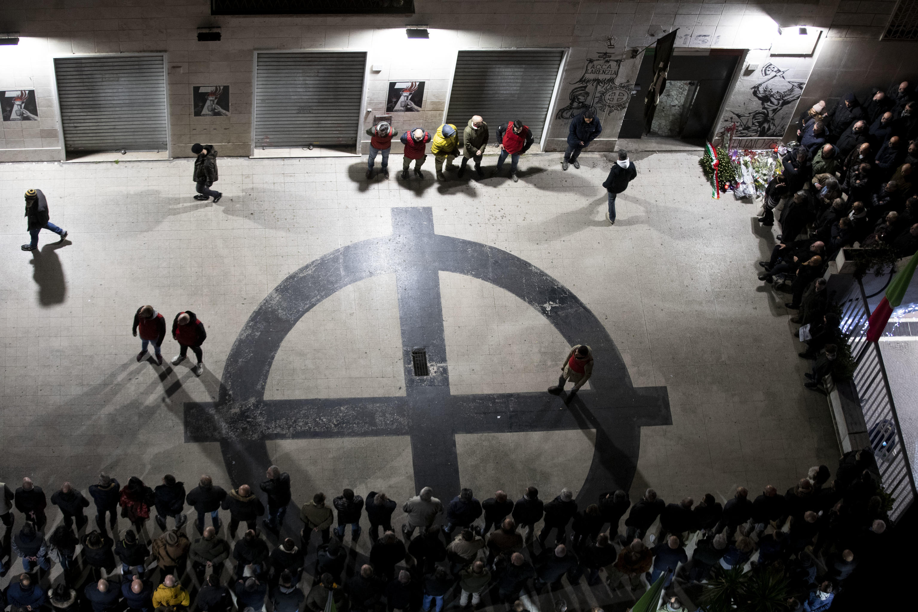 Commemorazione doverosa, silenzi e folklore