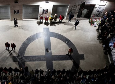 Commemorazione doverosa, silenzi e folklore