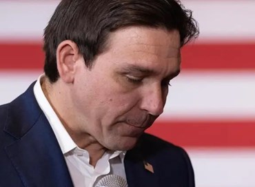 DeSantis fuori dalle primarie: “Non vedo una strada per la vittoria” (Video)