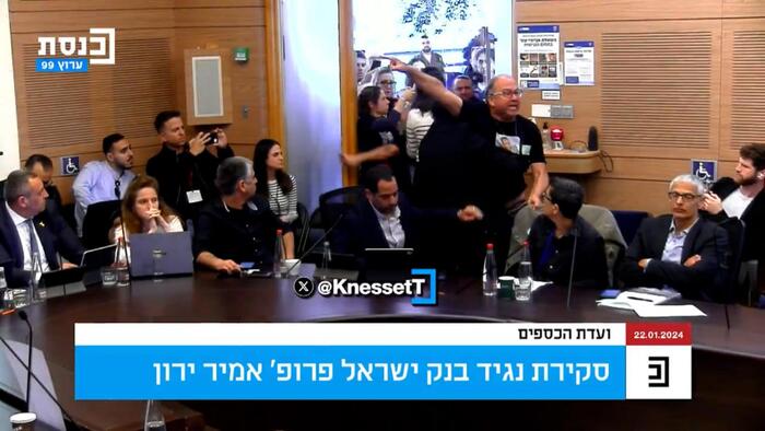 Israele, i parenti degli ostaggi irrompono alla Knesset