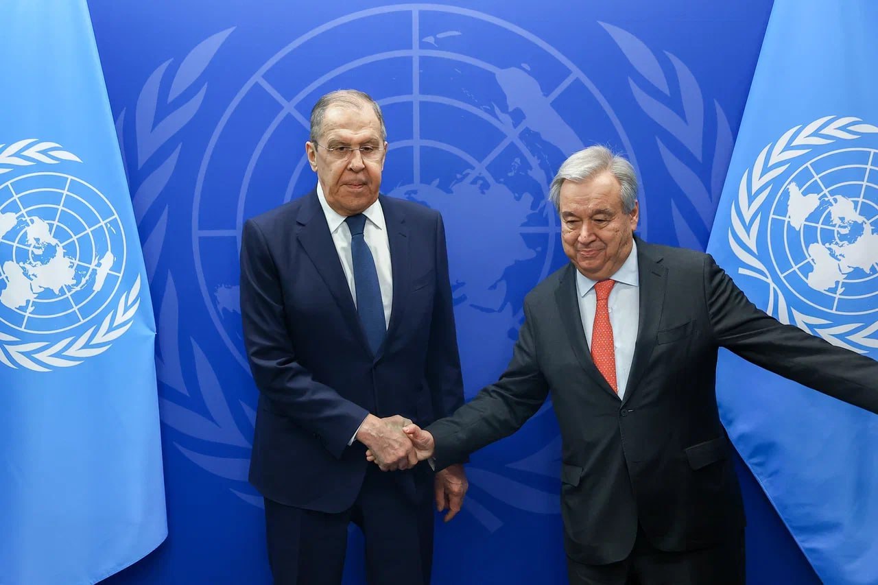 Guterres dà la mano a Lavrov, piovono critiche