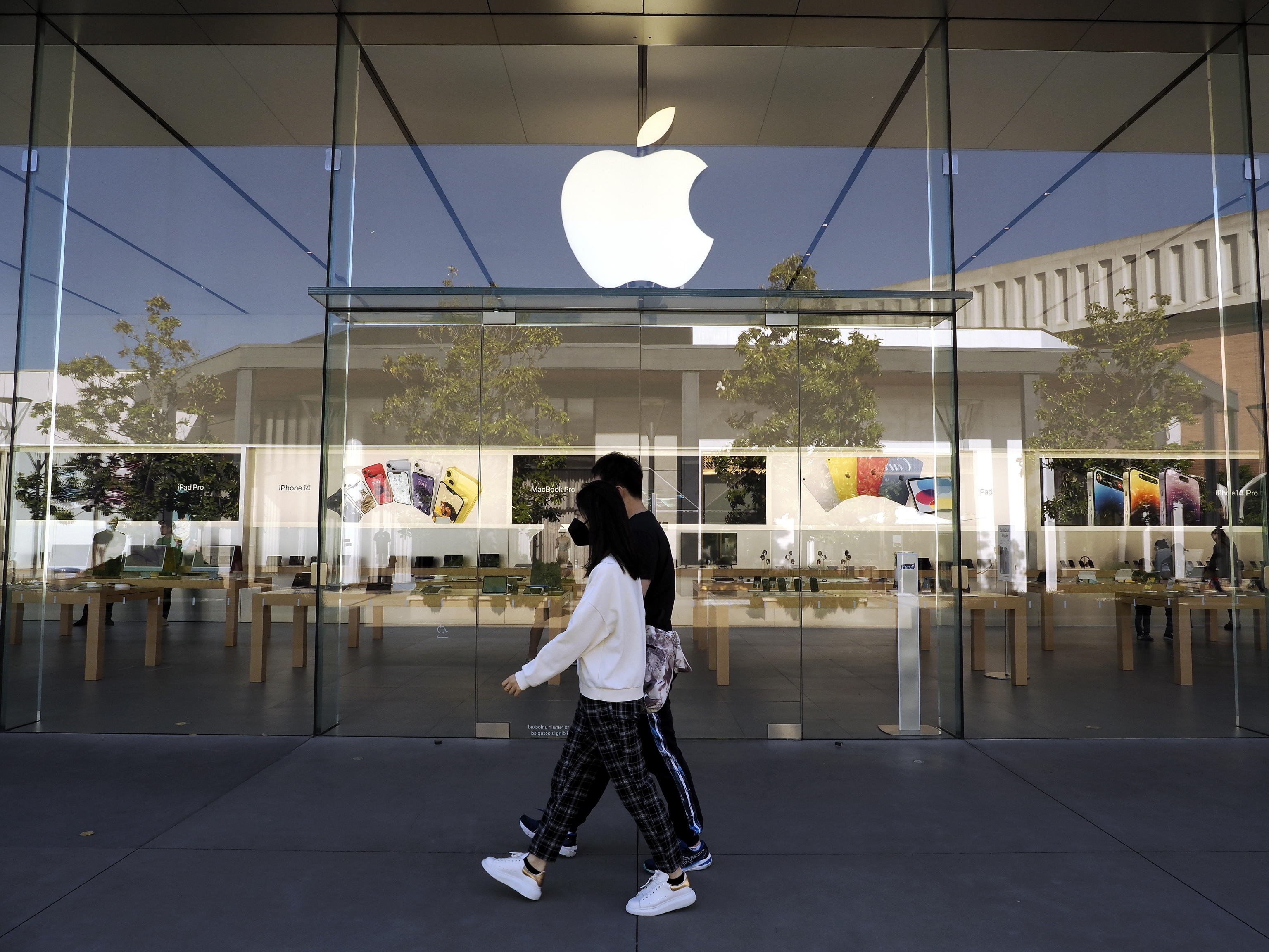 Apple torna a crescere a fine 2023, vendite a 120 miliardi
