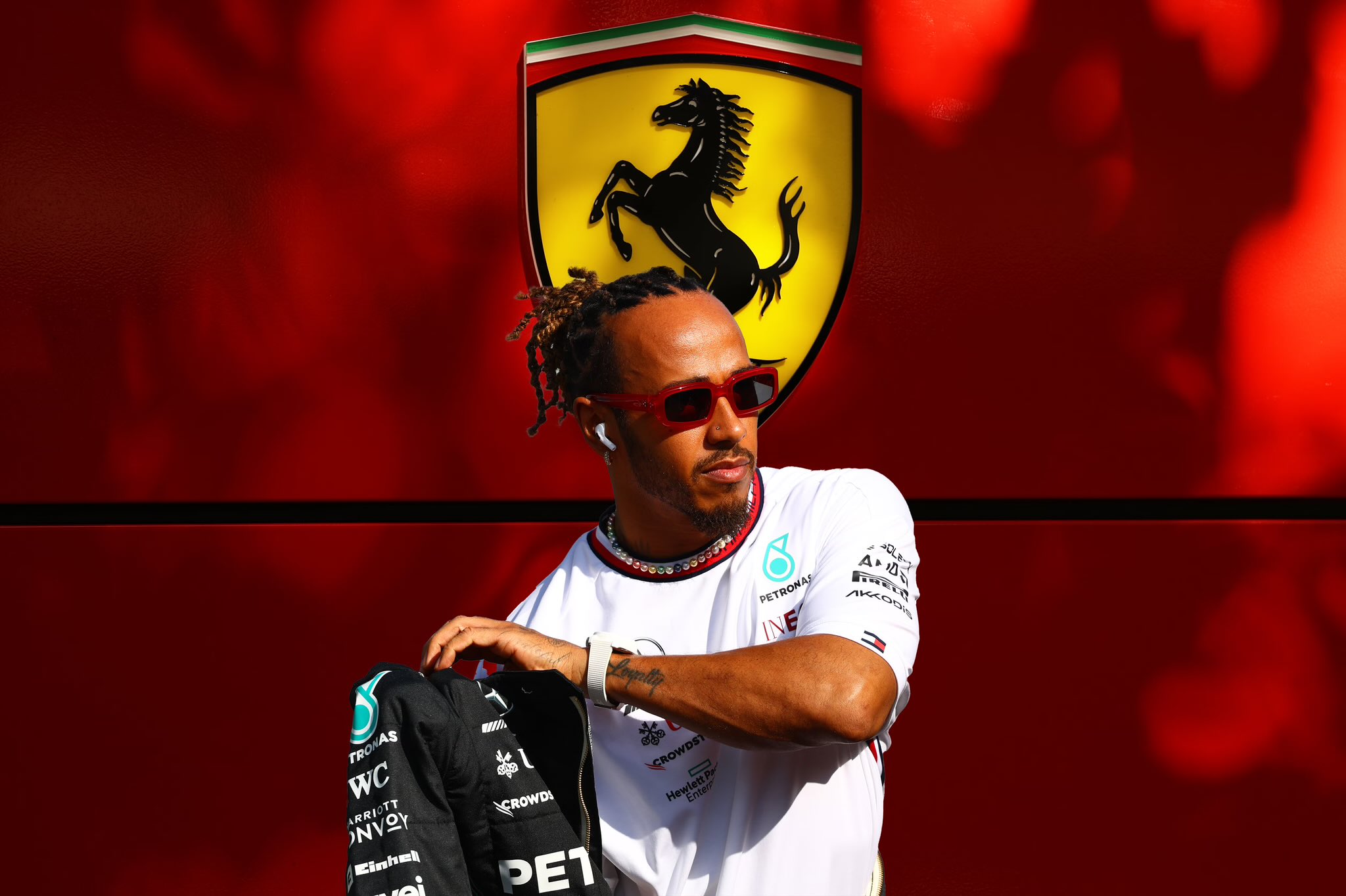Hamilton vede rosso, dal 2025 guiderà una Ferrari