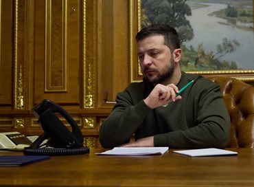 Zelensky: “Non possiamo permettere che la Russia avanzi”