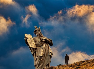 “Sacre scritture e ricchezza”: tra miti e realtà