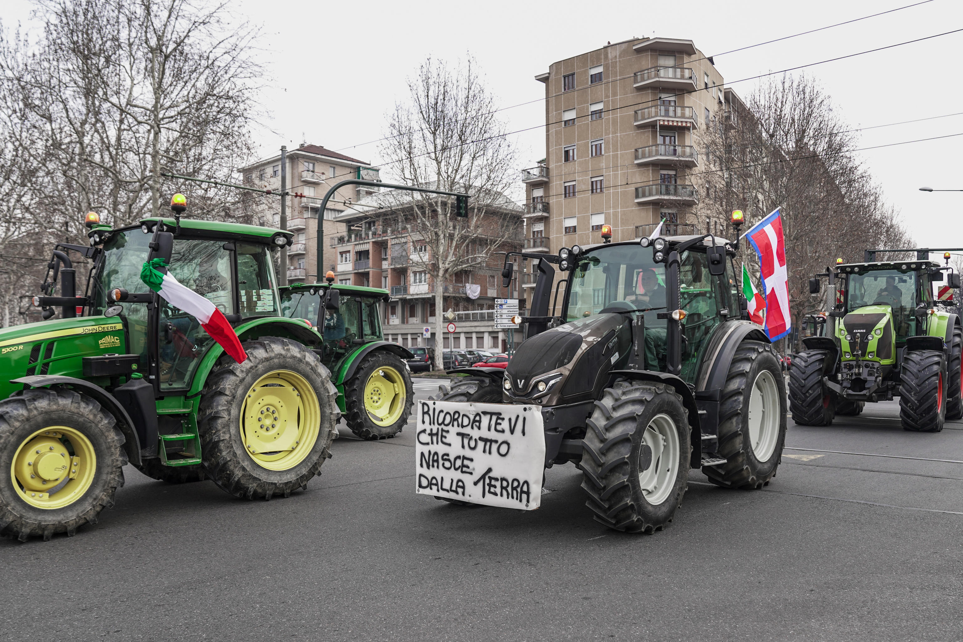 Protesta dei trattori, l’urlo: “No agricoltori, no cibo”
