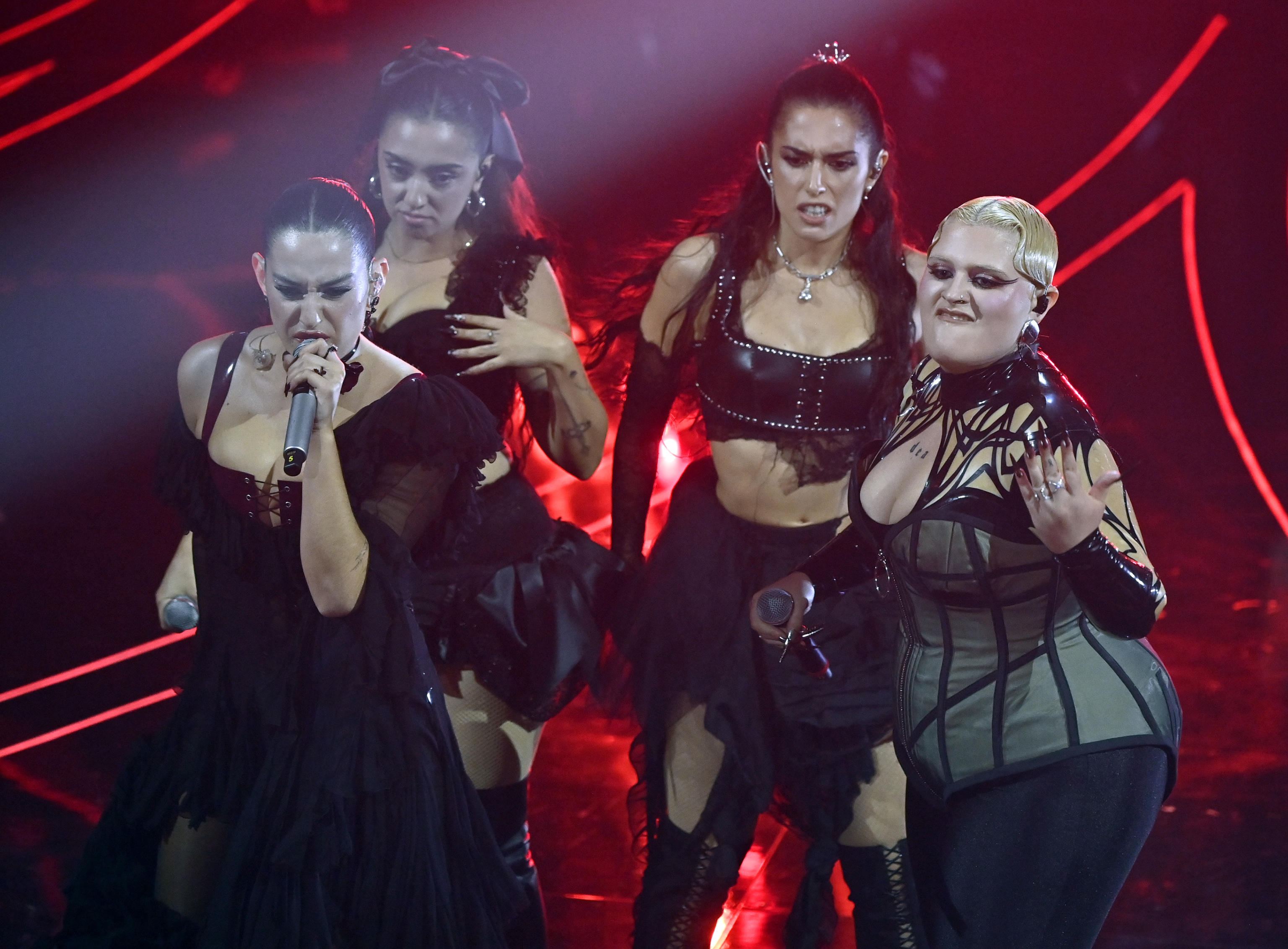 Sanremo: la serata cover tra applausi e fischi assordanti