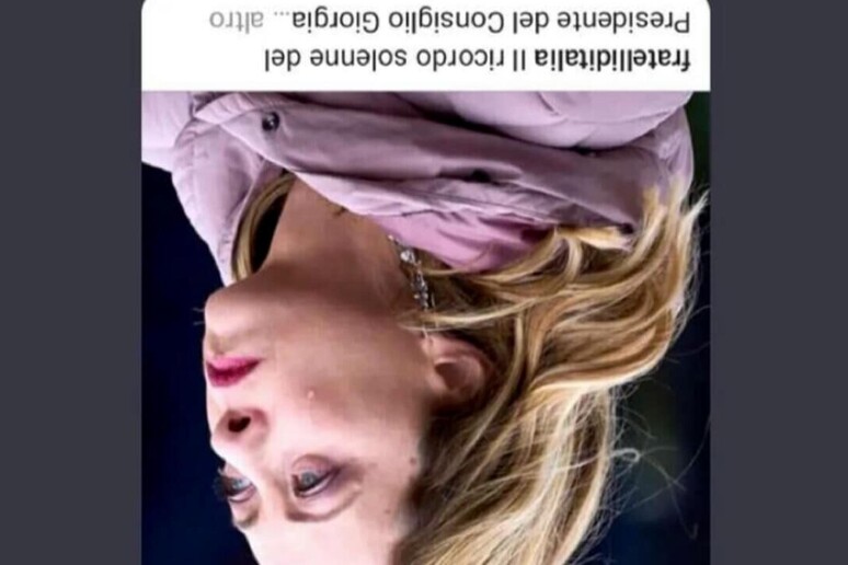 Foto di Meloni a testa in giù: se questo è un presidente di museo