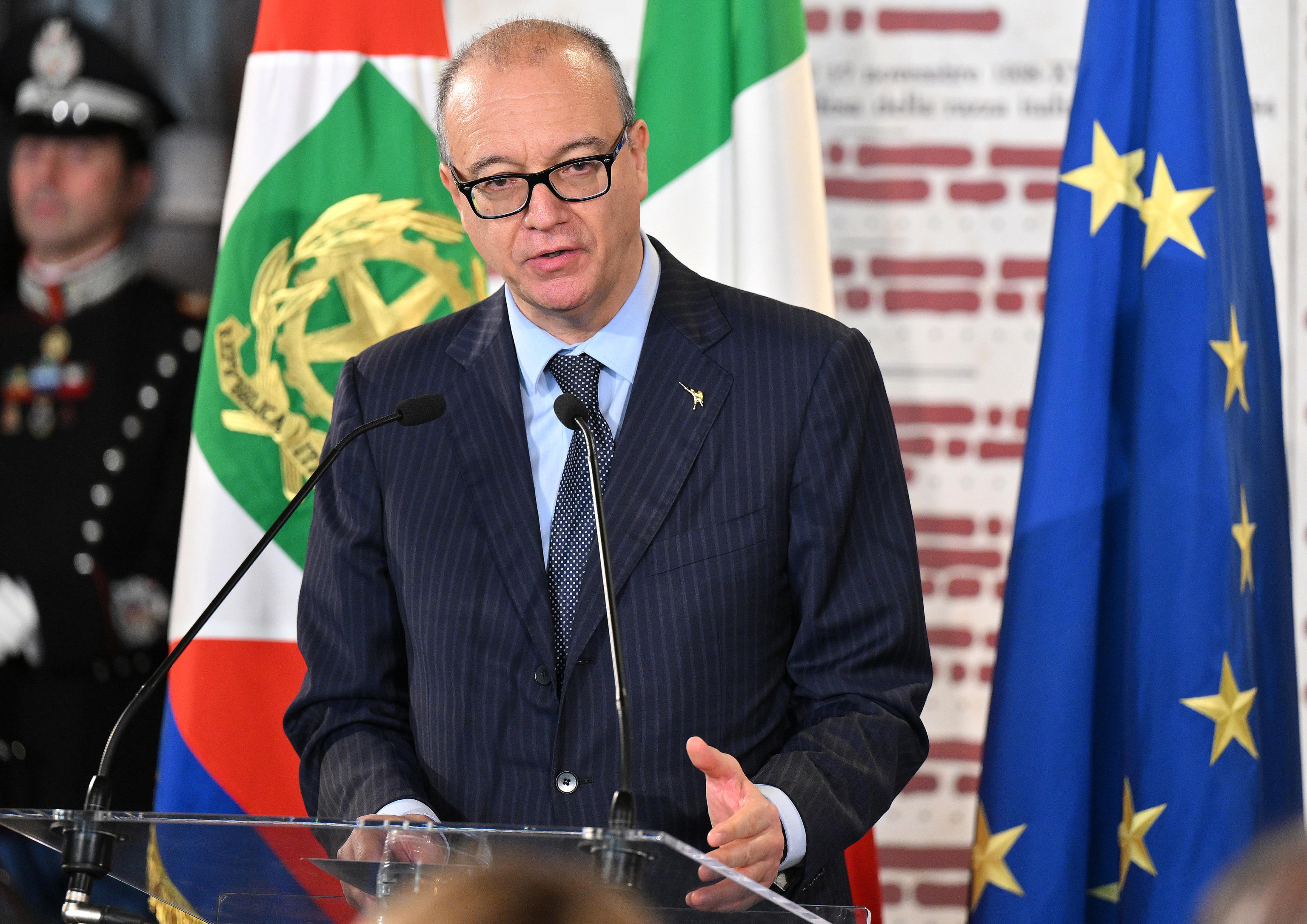 Chi occupa e devasta una scuola va bocciato: parla Valditara