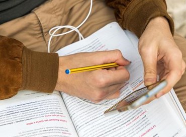 Cellulari nelle scuole, “no” del Governo inglese