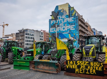 Trattori a Bruxelles: sversati letame e patate