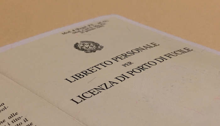 Navigando il labirinto normativo: come ottenere il porto d’armi in Italia