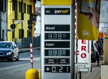 Sale la benzina, al massimo negli ultimi sei mesi