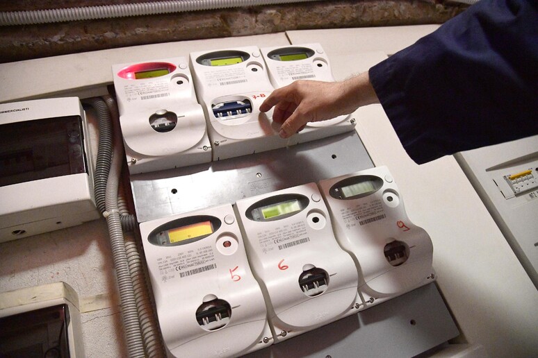 Bolletta elettrica, nel 2023 gli italiani hanno speso quasi mille euro