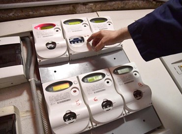 Bolletta elettrica, nel 2023 gli italiani hanno speso quasi mille euro