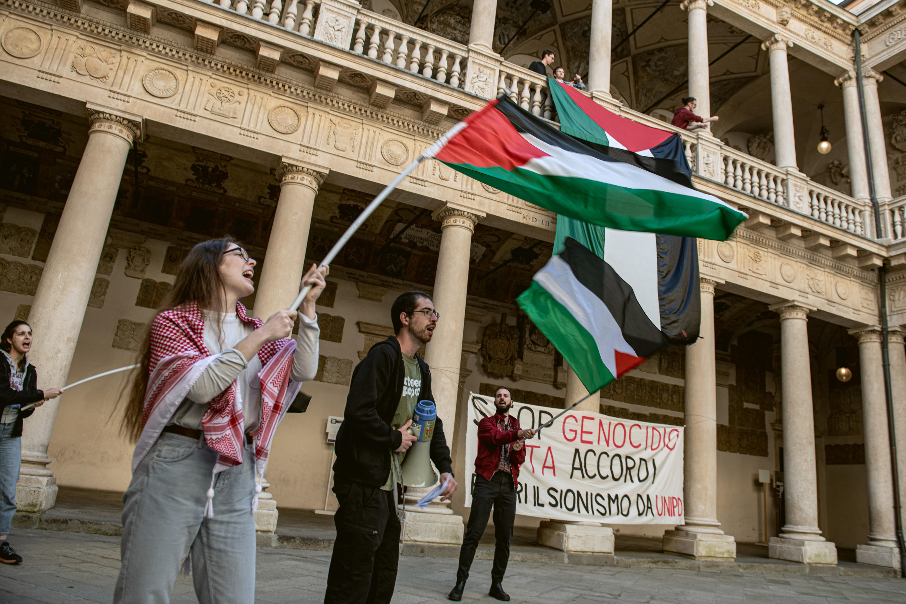 Sfascisti tornate nelle fogne!