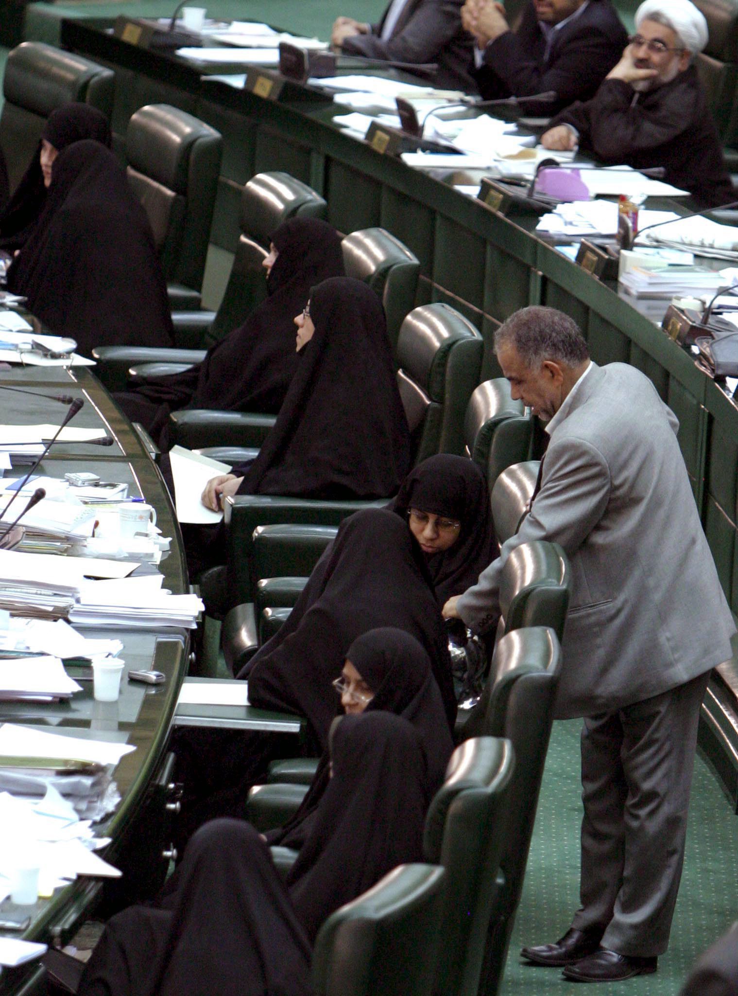 Iran, tafferugli tra i deputati durante la prima riunione del nuovo Parlamento