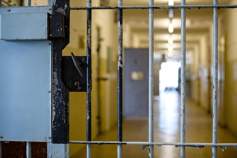 Rieti: detenuto tenta il suicidio