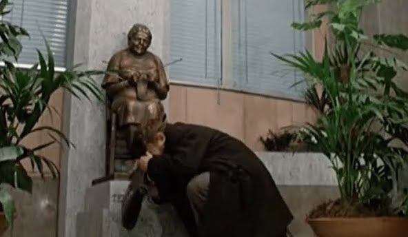 Ritratti. La statua del mega direttore galattico torna in Regione Lazio