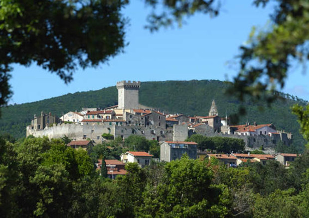 Ora anche basta con Capalbio e il radicalqualcosismo
