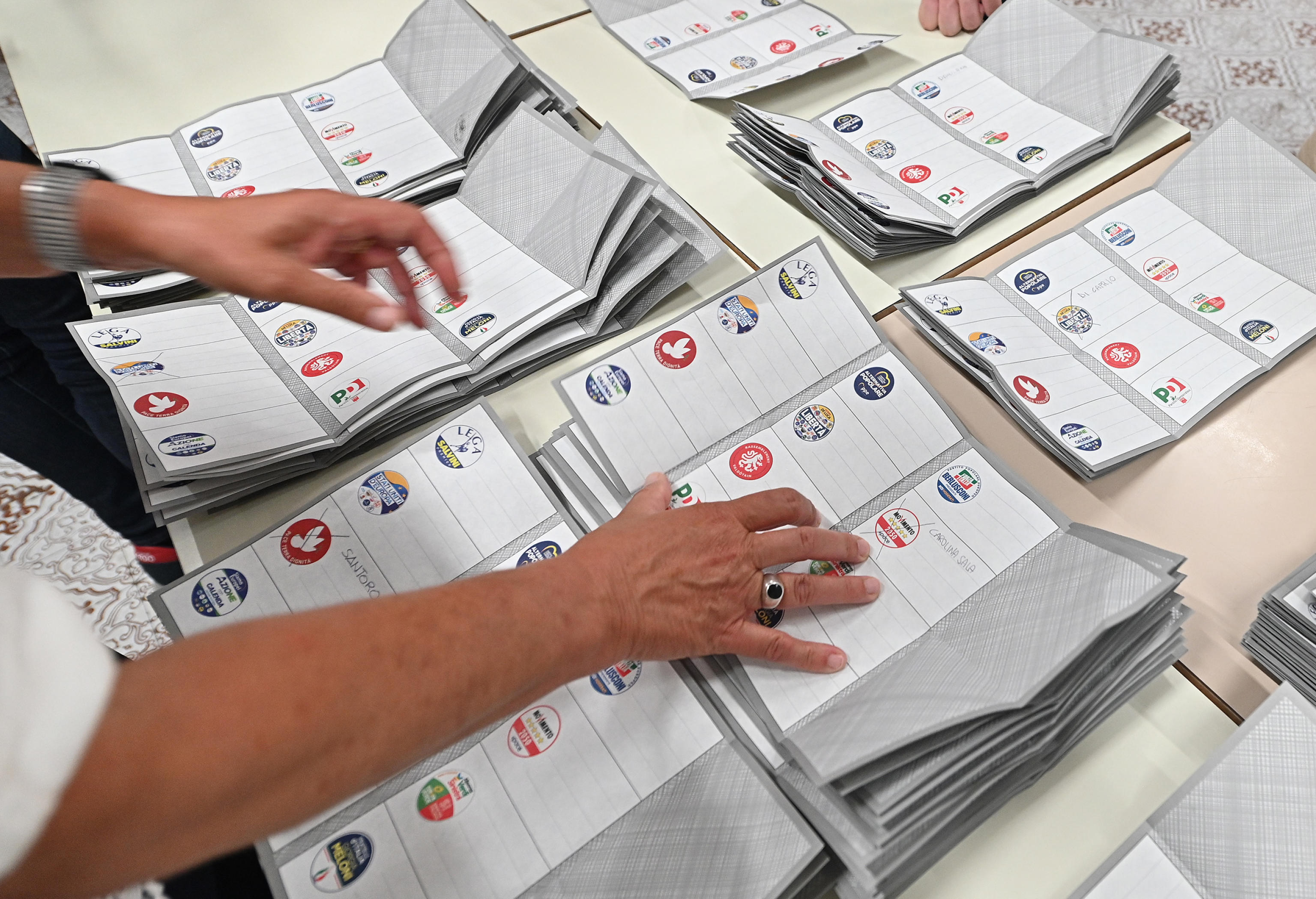 Al centro dell’astensione: la maschera elettorale