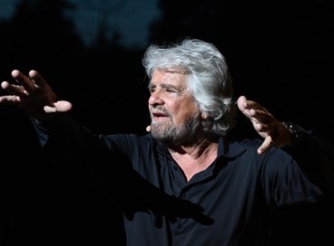 Grillo: “Conte mi fa tenerezza, il Cav morto ha preso più voti di lui”