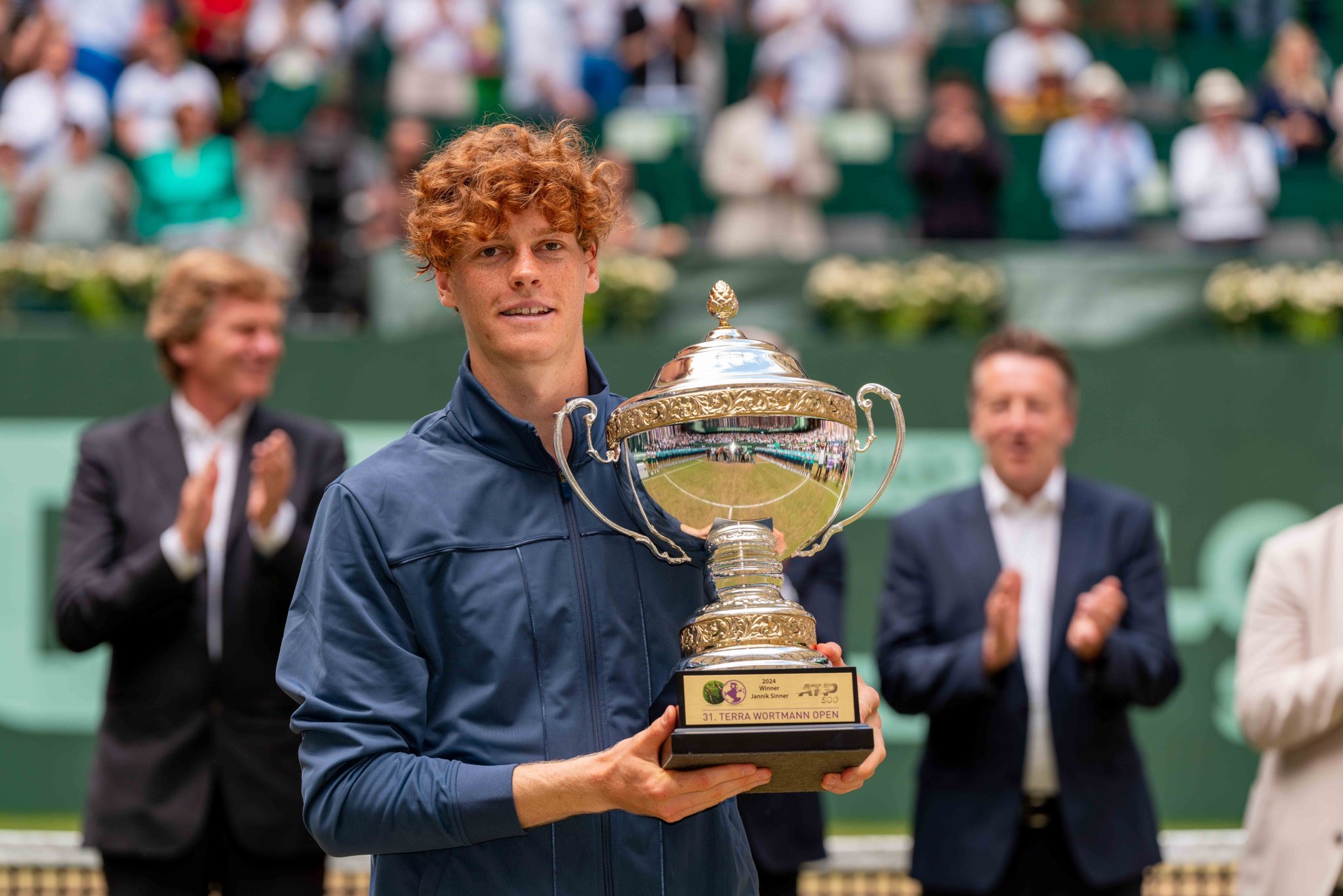 Sinner vince sul verde per la prima volta, ora testa a Wimbledon