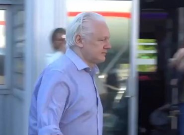 Assange patteggia con gli Usa, pena estinta e torna in Australia